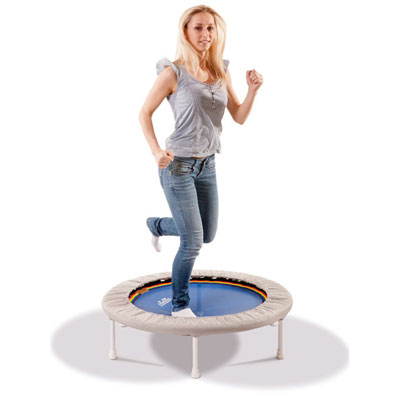 Frau schwingt auf Trimilin Vario